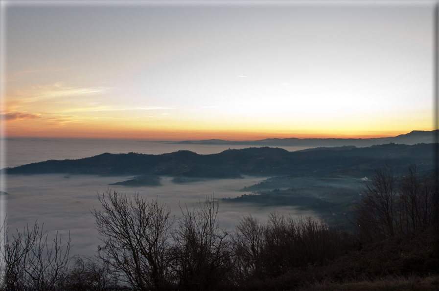 foto Colline nella nebbia al Tramonto